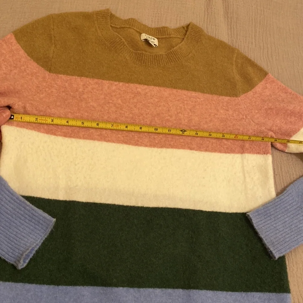 J. Crew multicolor extra soft crew neck sweater. Size M . Style BJ852
